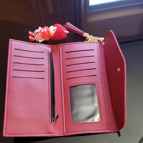 Red wallet with detachable signature doll - Picture 2 of 5